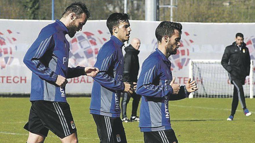 Michu, Borja Domínguez y Ortiz, ayer, en El Requexón. real oviedo