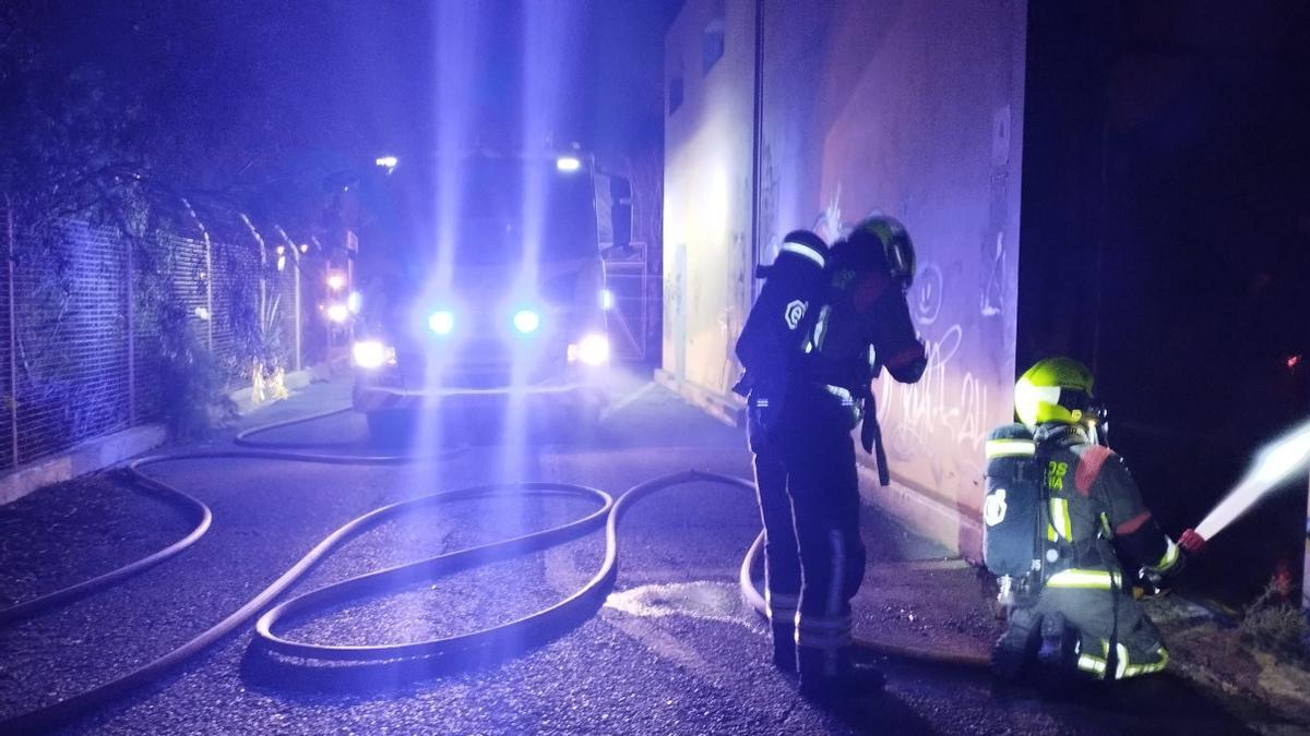 Incendio en una nave de tomateras en Arinaga