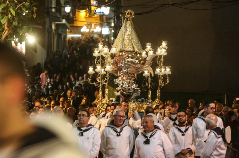 Varios momentos de la procesión que se celebró en honor al apóstol en Benidorm.