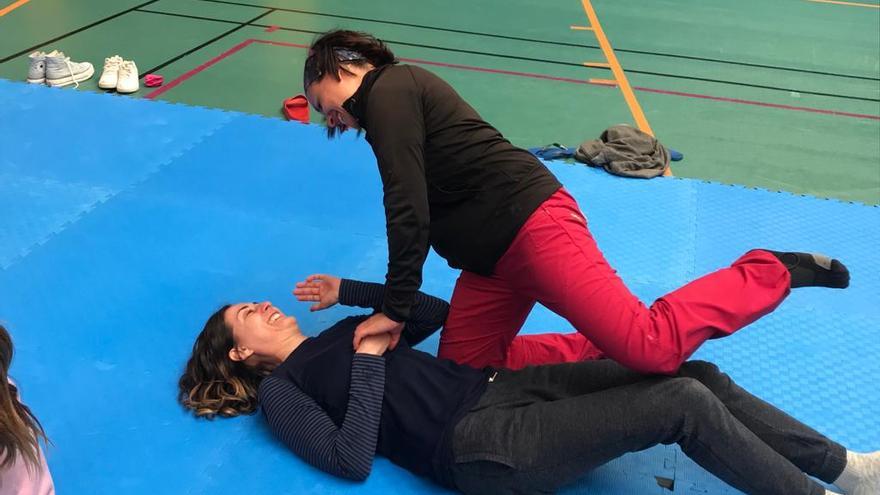 Dos de las participantes en el curso de autodefensa.