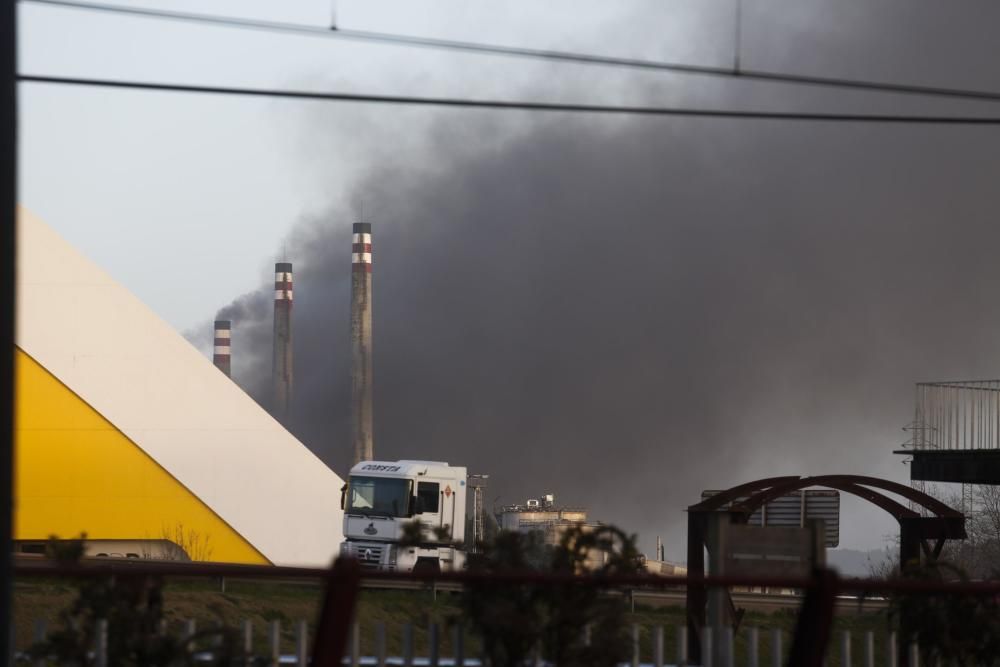 Alarma en Avilés por una gran nube negra en las baterías de Arcelor