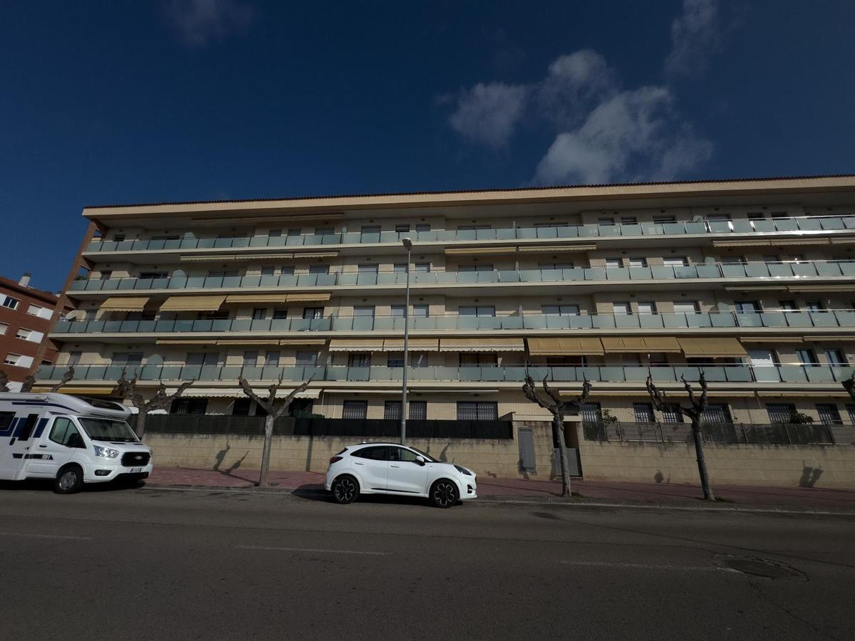 L'edifici de Lloret de Mar on han detingut a quatre persones en el marc d'un operatiu contra una banda internacional de tràfic d’armes i drogues