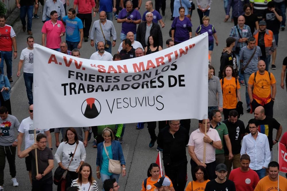 Siete mil personas claman en Langreo contra el cierre de Vesuvius