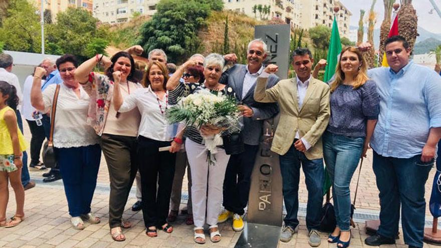 La alcaldesa de Marbella, Ángeles Muñoz, y el padre de Pablo Ráez, Francisco Ráez, han inaugurado este sábado el bulevar en memoria del joven.