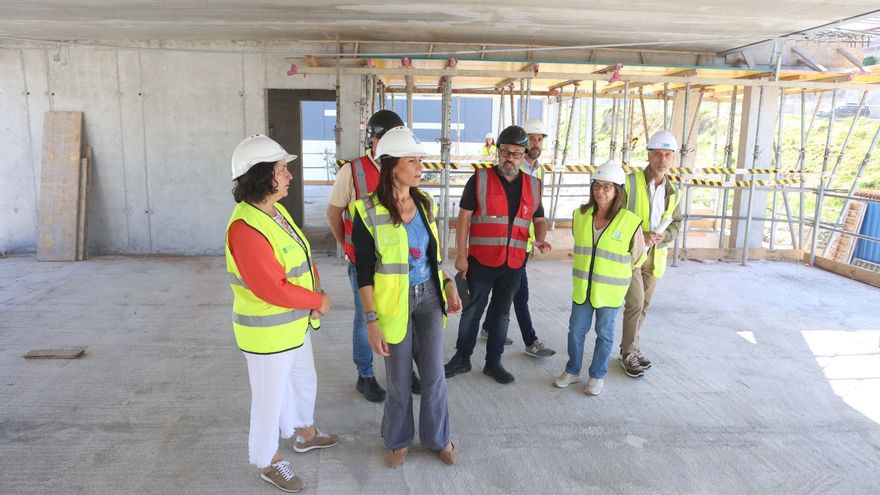 La conselleira de Vivenda visita las obras de construcción en Xuxán de 40 viviendas de promoción pública