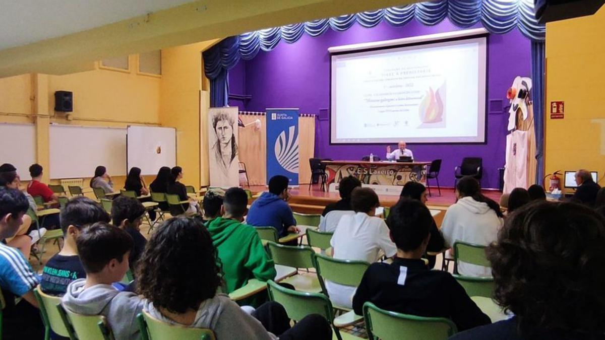 Buenaventura Aparicio impartiu onte unha charla no IES Laxeiro.