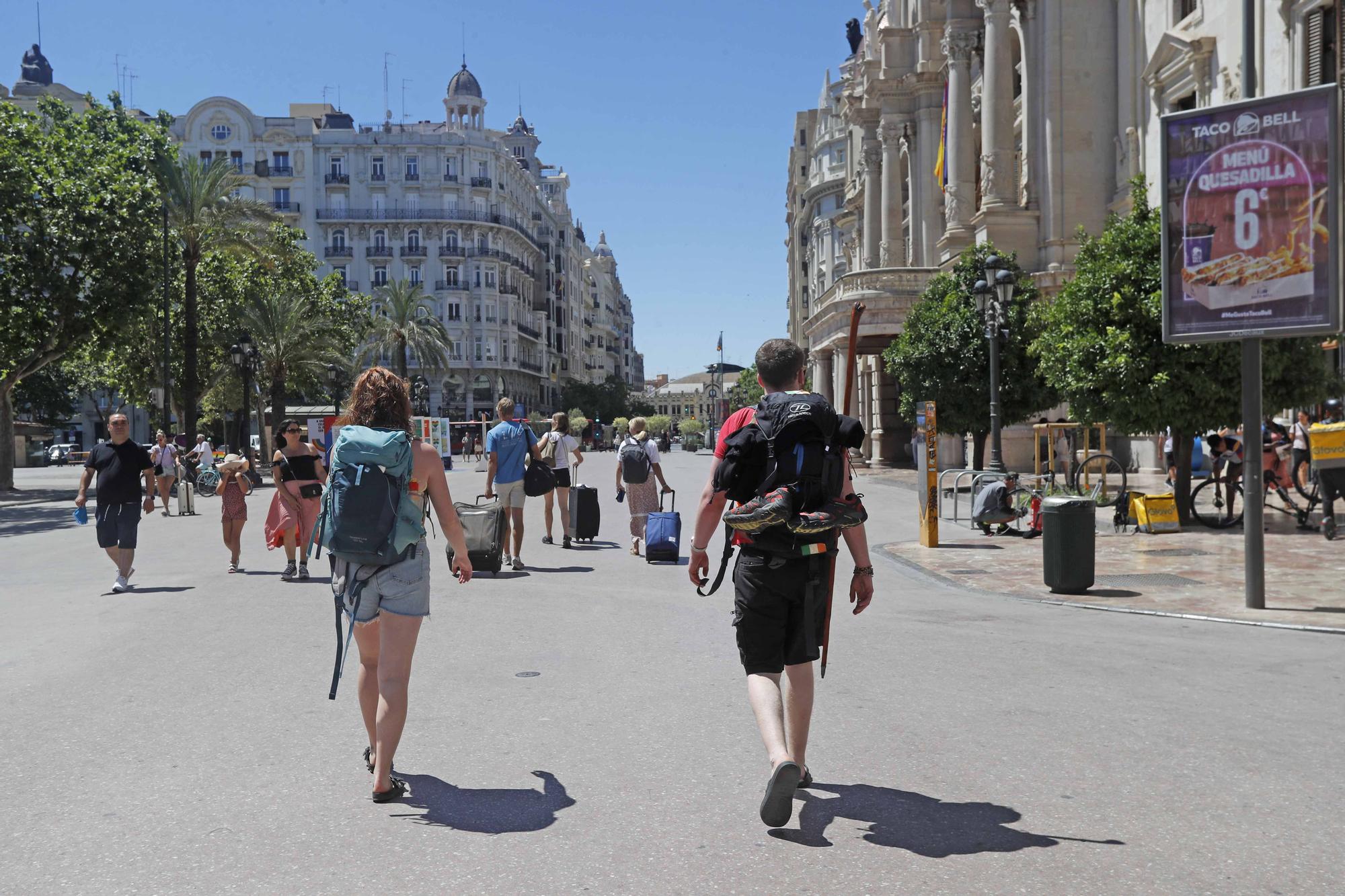 Ambiente festivo en el centro de València por Sant Joan