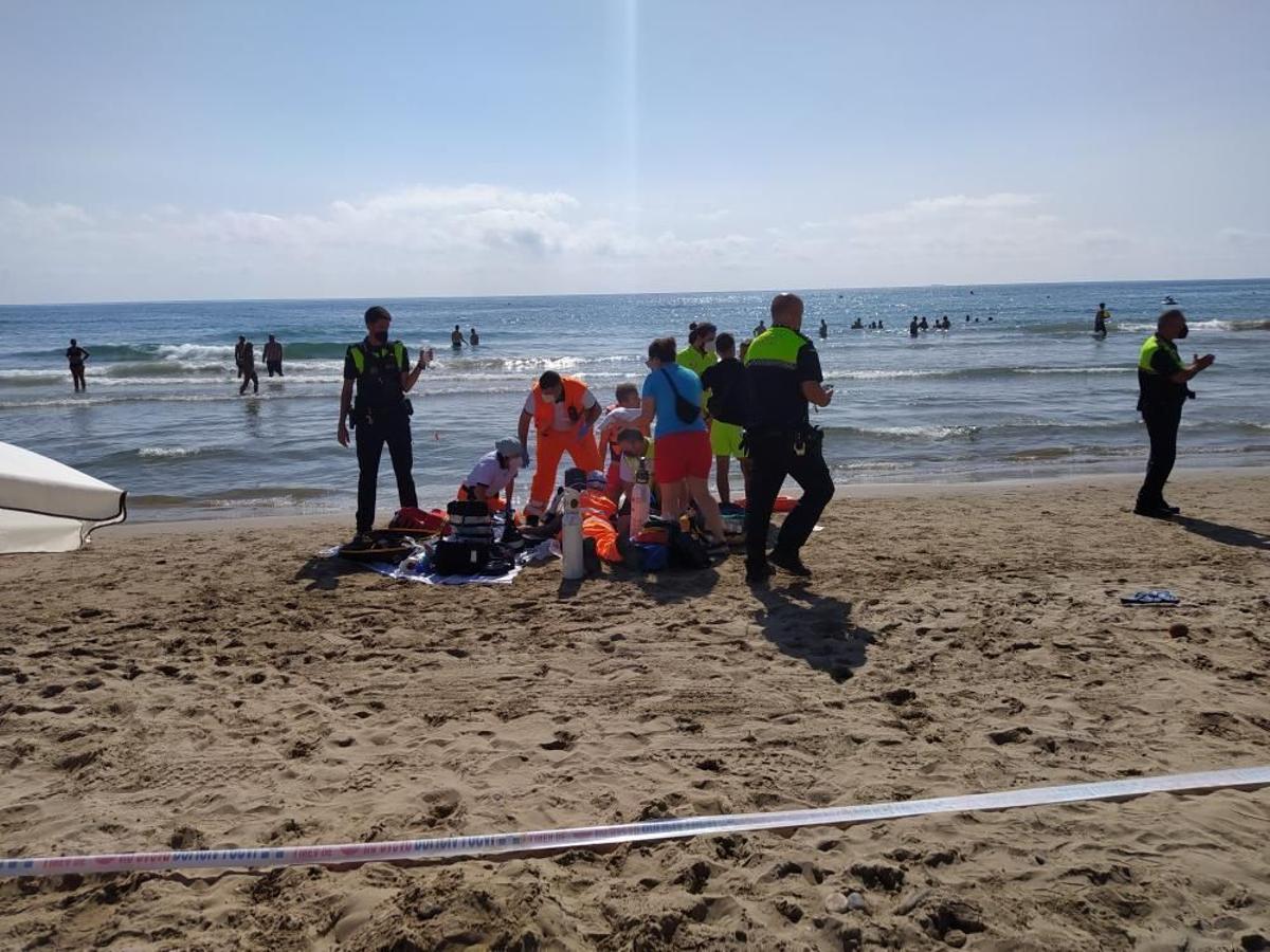 Intervención de medios de rescate y médicos de emergencia en una playa.