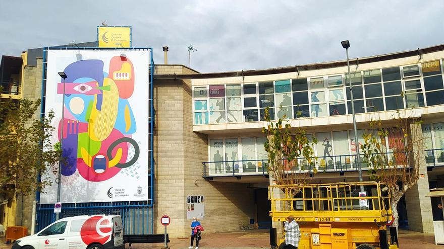 La Casa de Cultura de El Campello estrena lona en su fachada