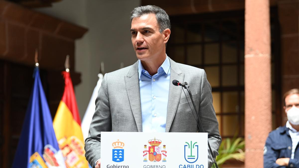 Pla mitjà del president del govern espanyol, Pedro Sánchez, compareixent a l&#039;illa de La Palma, el 24 de setembre de 2021 (horitzontal)