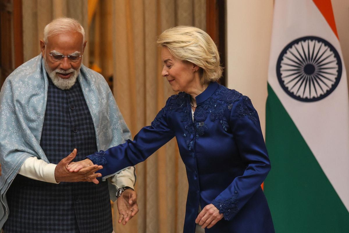 Imagen de archivo de la presidenta de la Comisión Europea, Ursula von der Leyen, en su visita a la India, junto al primer ministro indio, Narendra Modi.