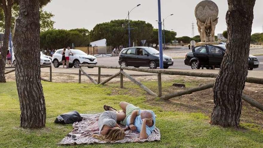 Una pareja (él con la camiseta del Celta), atrapada, ayer, por el corte de tráfico en la salida de Matalascañas. // Efe