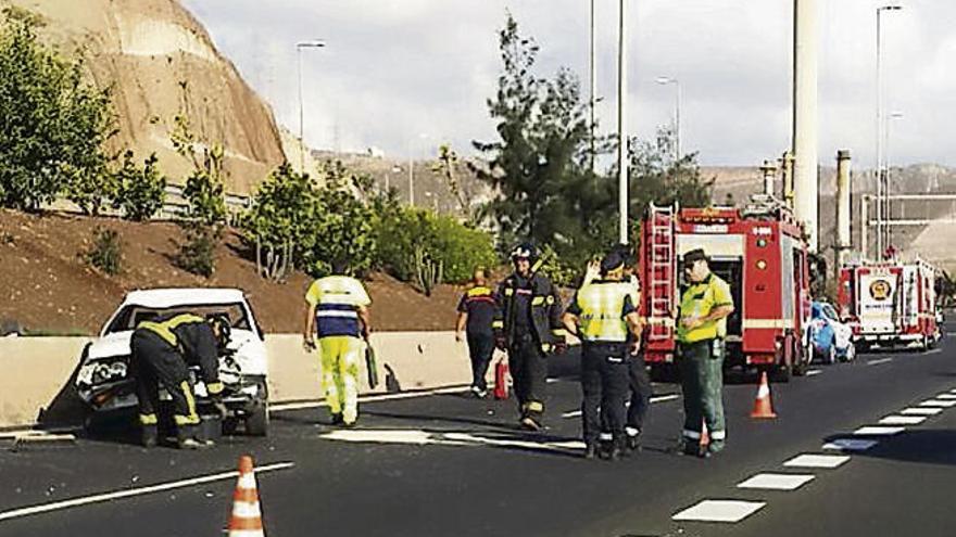 Un vuelco deja una mujer herida grave y colapso en la entrada sur de la capital