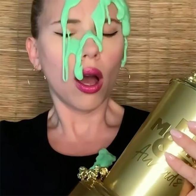 Scarlett Johansson, pringada de moco verde (slime) en los MTV Awards