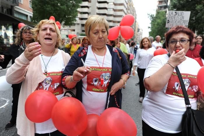 Manifestación de afectados por el cierre de iDenta