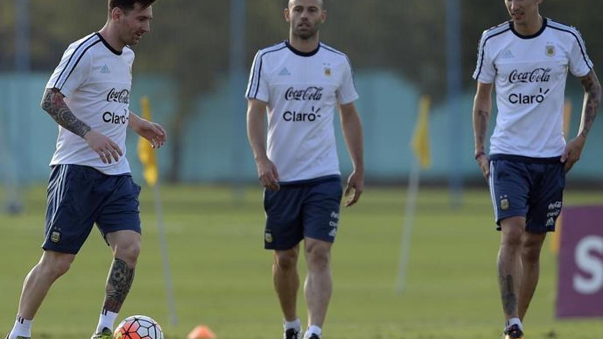 Messi, Mascherano y Pastore, durante un entrenamiento de Argentina