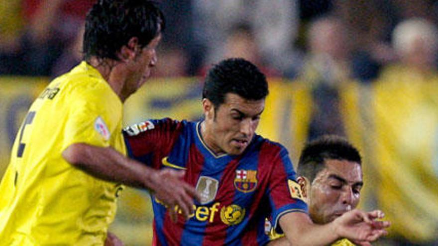 Pedro Rodríguez lucha un balón con los jugadores del Villarreal