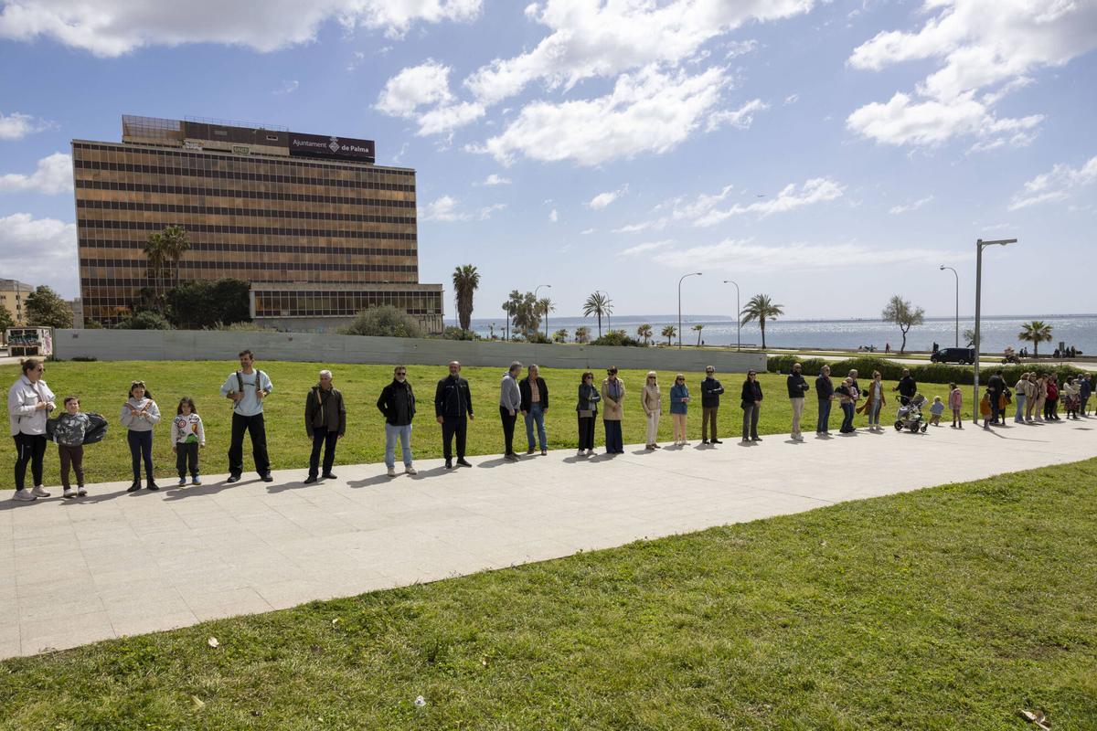 Más de 200 personas forman una cadena humana contra el macroproyecto de GESA al grito de “¡Parque sí, cemento no!” Más de 200 personas forman una cadena humana contra el macroproyecto de GESA al grito de “¡Parque sí, cemento no!”