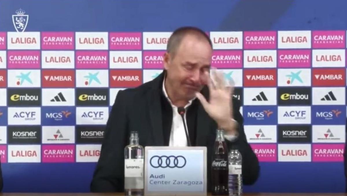 Víctor Fernández se retira de la sala entre lágrimas, durante su presentación como entrenador del Real Zaragoza