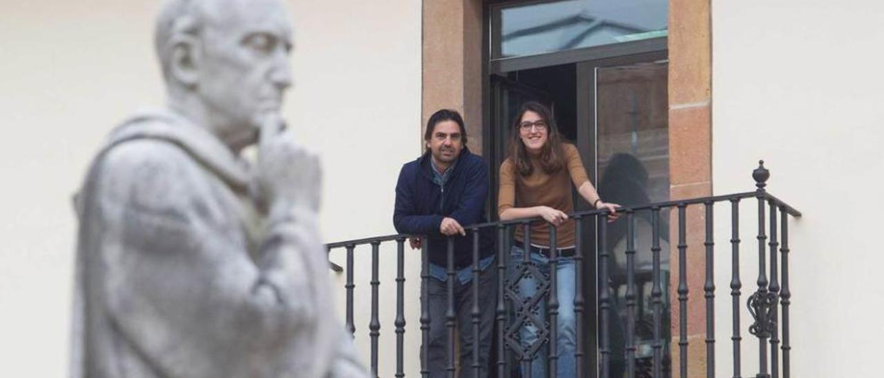 Esteban Agulló y Sara Menéndez, asomados en el balcón del despacho del primero en la Facultad de Psicología.