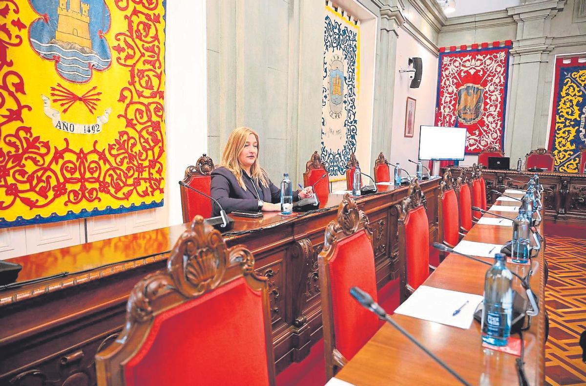 Beatriz Sánchez del Álamo sentada sola en la bancada del Gobierno en el penúltimo pleno municipal.