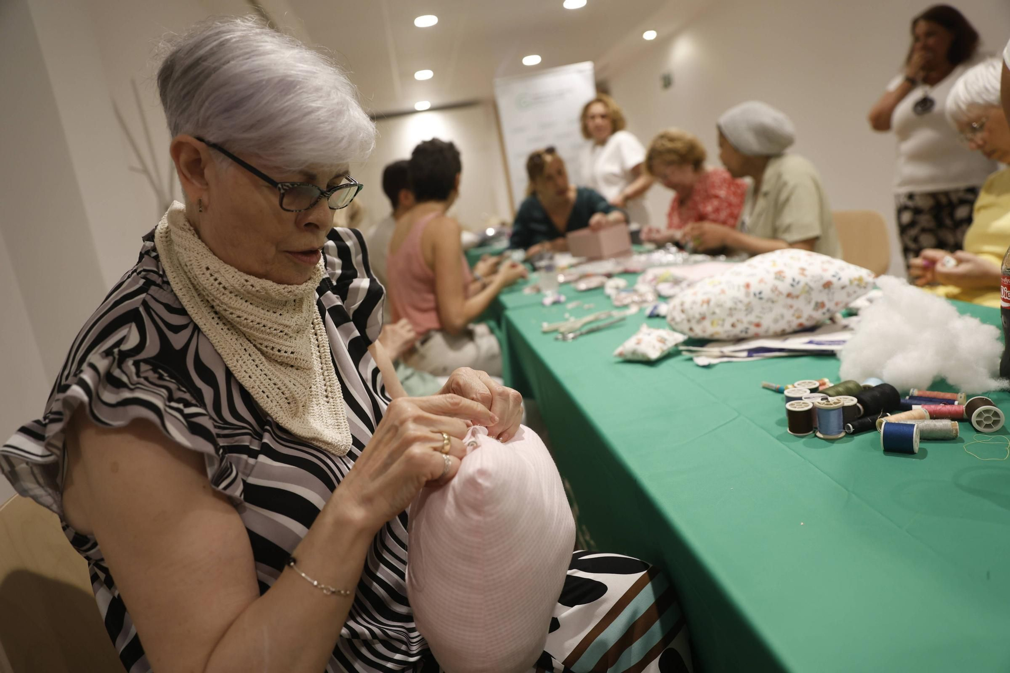 Corazones llenos de compañerismo en Gijón para mujeres operadas de cáncer de mama (en imágenes)