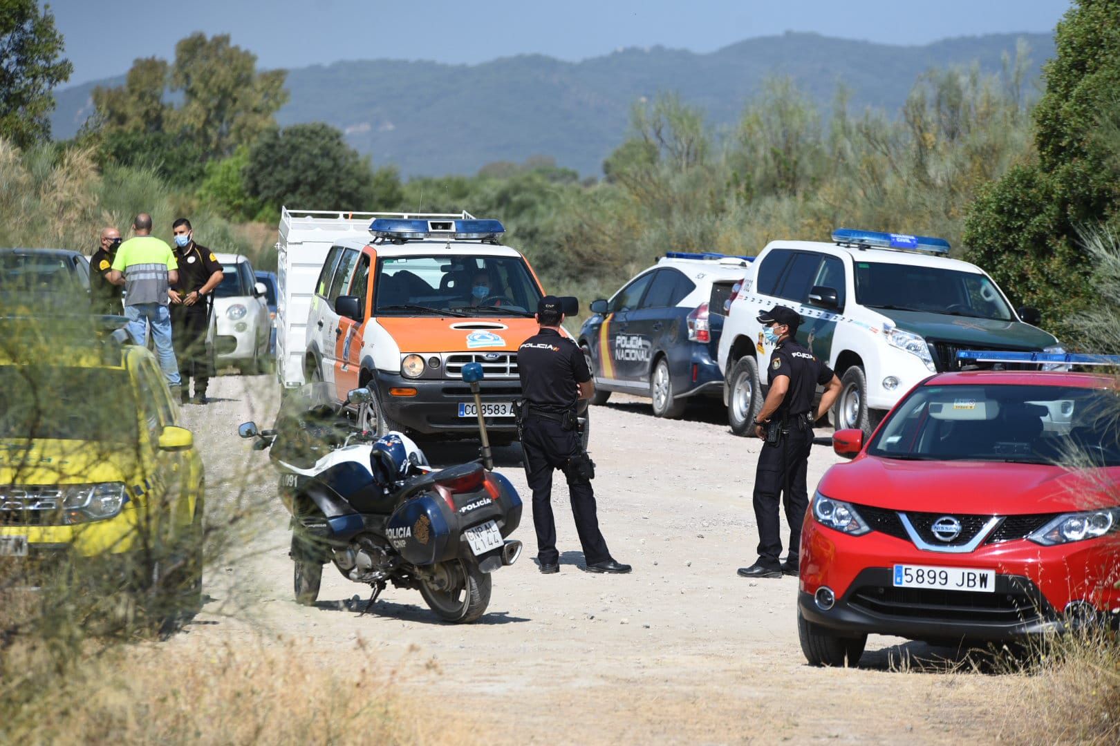 Buzos de la Guardia Civil se suman a la búsqueda del joven desaparecido en el Lago Azul