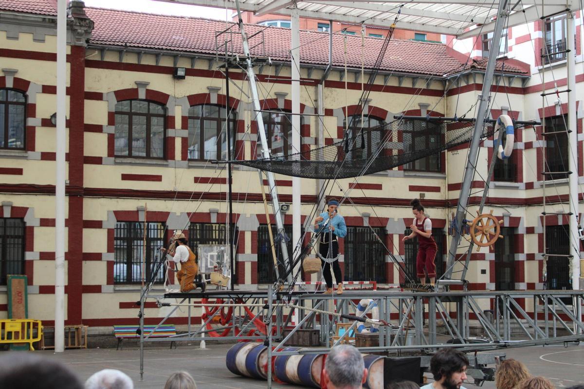 El espectáculo de circo en el patrio de los colegios Liceo-Aniceto Sela