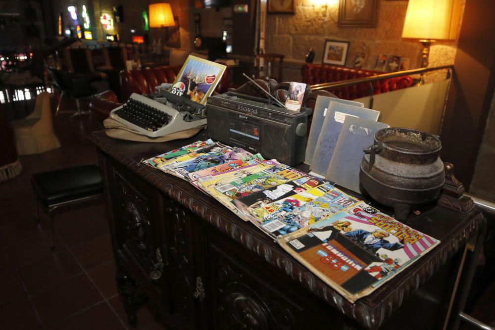 Desayunar, tomar el aperitivo, comer, cenar o tomar unas copas rodeado de iconos de la década de los ochenta es posible en el nuevo local del ''Arenal''.