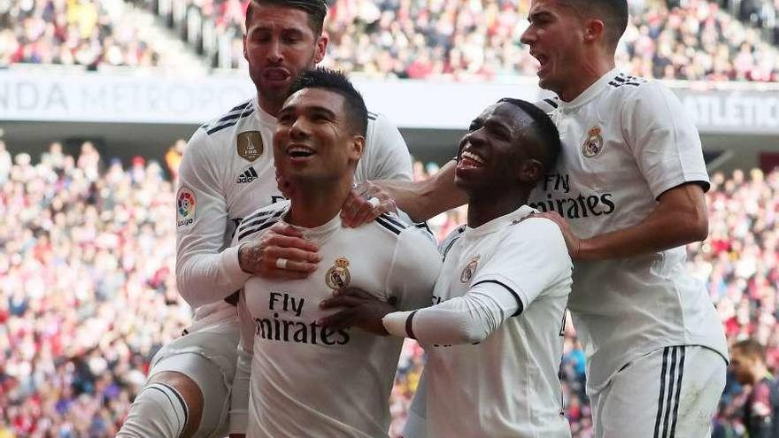 Ramos, Casemiro, Vinicius y Lucas Vázquez celebran el primer gol del Madrid.