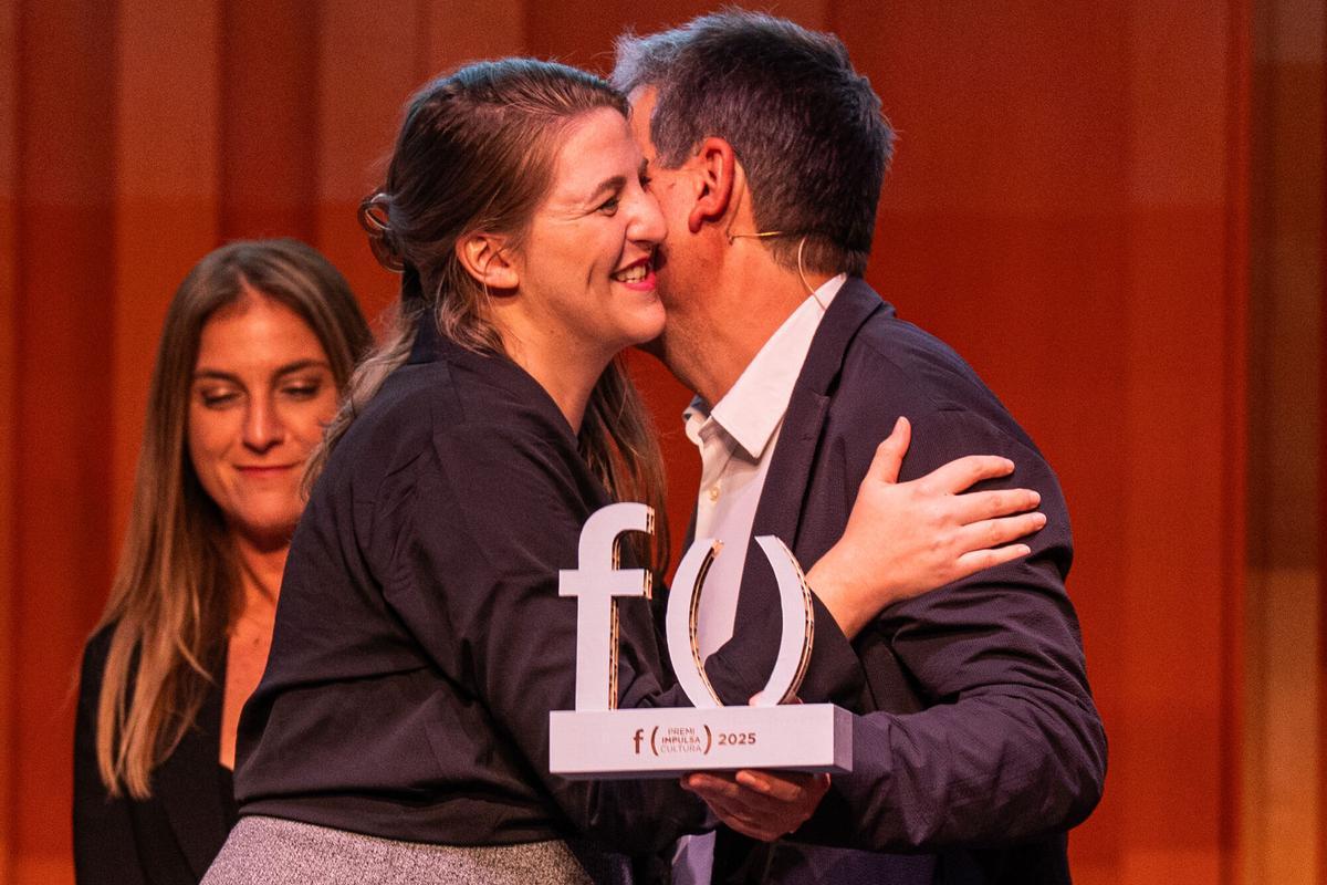 Rebecca Alabert, en nombre de Fastt, recibe el premio Impulsa Cultura, de la Fundació Catalunya Cultura, de manos del conseller de Empresa, Miquel Sàmper, este 14 de octubre en el Petit Palau de la Música.