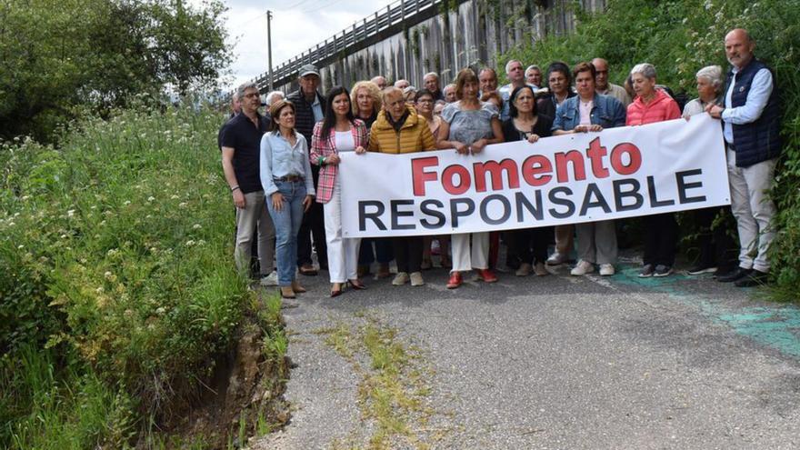 Mos reclama al Ministerio de Transportes el arreglo de un socavón en el Camiño do Río