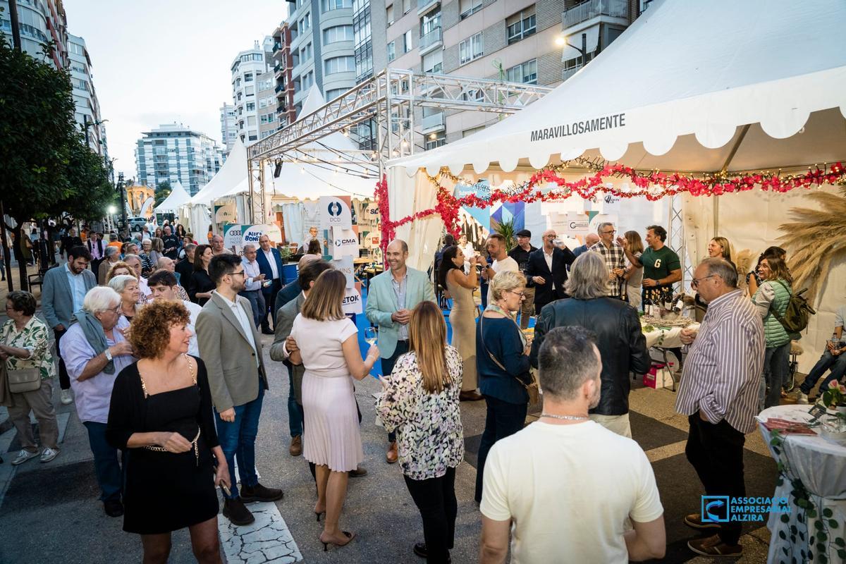 Raúl Tudela, en el centro, junto a las autoridades municipales, tras la inauguración de la feria.