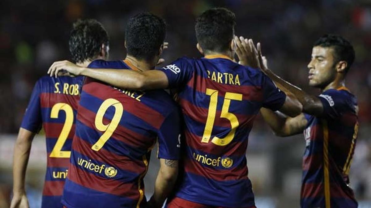 Los jugadores del FC Barcelona celebran el primer gol  contra el LA Galaxy, obra de Luis Suárez