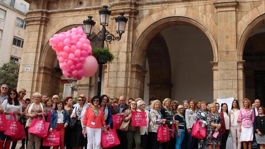 Globos rosa contra el cáncer de mama en Castellón