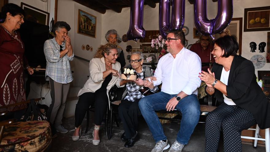 San Bartolomé felicita a Rafaela Martín por sus 100 años