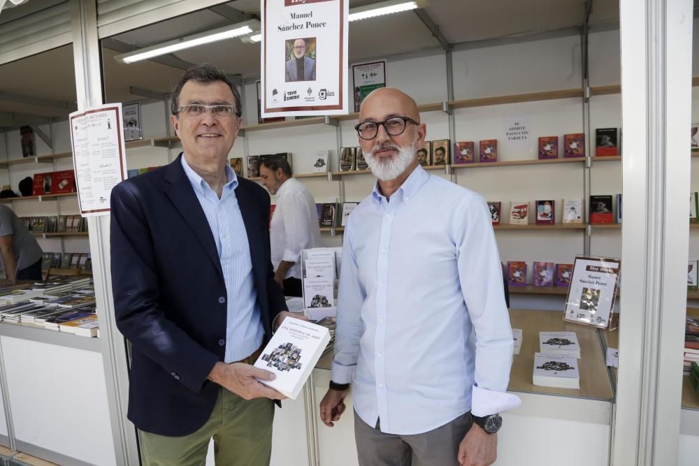 Ambiente del sábado en la Feria del Libro de Murcia