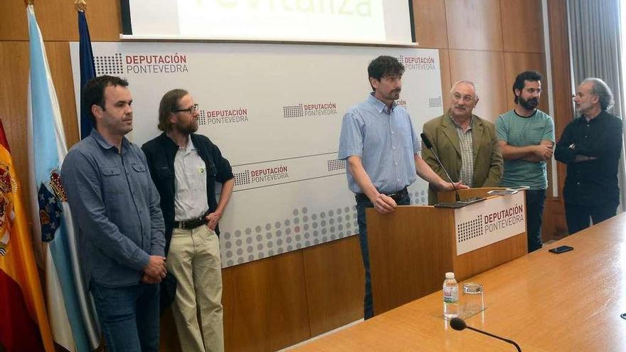 Los tres expertos, con César Mosquera y los asesores de la Diputación. // Rafa Vázquez