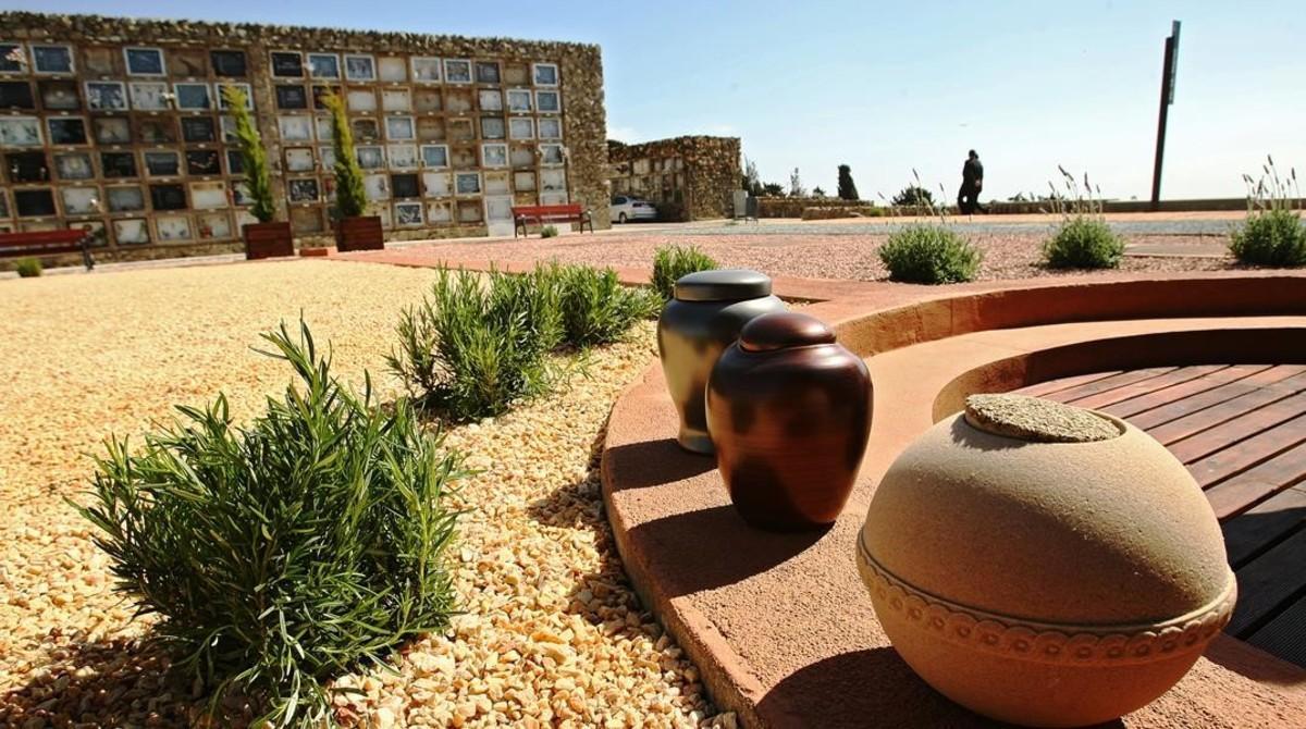 Espacio en el cementerio de Montjuïc dedicado a la inhumación de urnas biodegradables. 