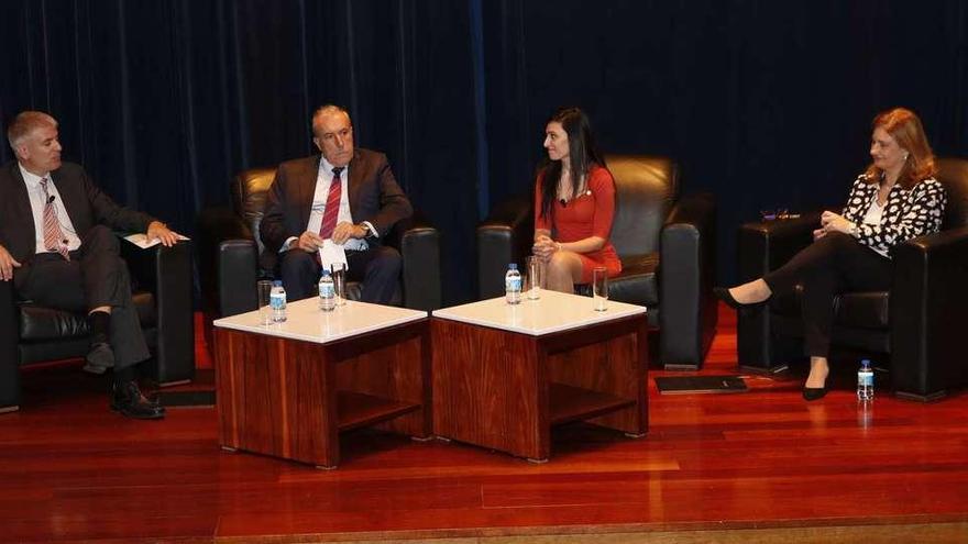 Santiago Lago Peñas, Francisco Puga, Bibiana Rodiño y Rosa Eguizábal durante la mesa de debate de ayer en FARO Impulsa. // R. Grobas