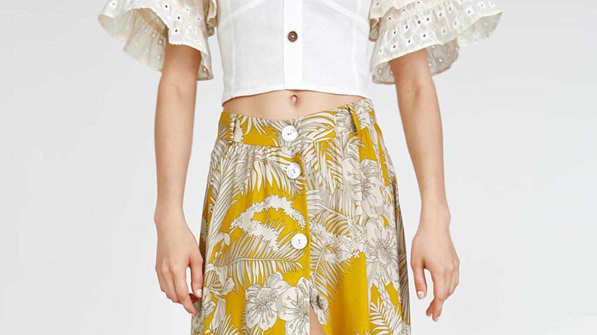 La falda amarilla con estampado floral, de Zara