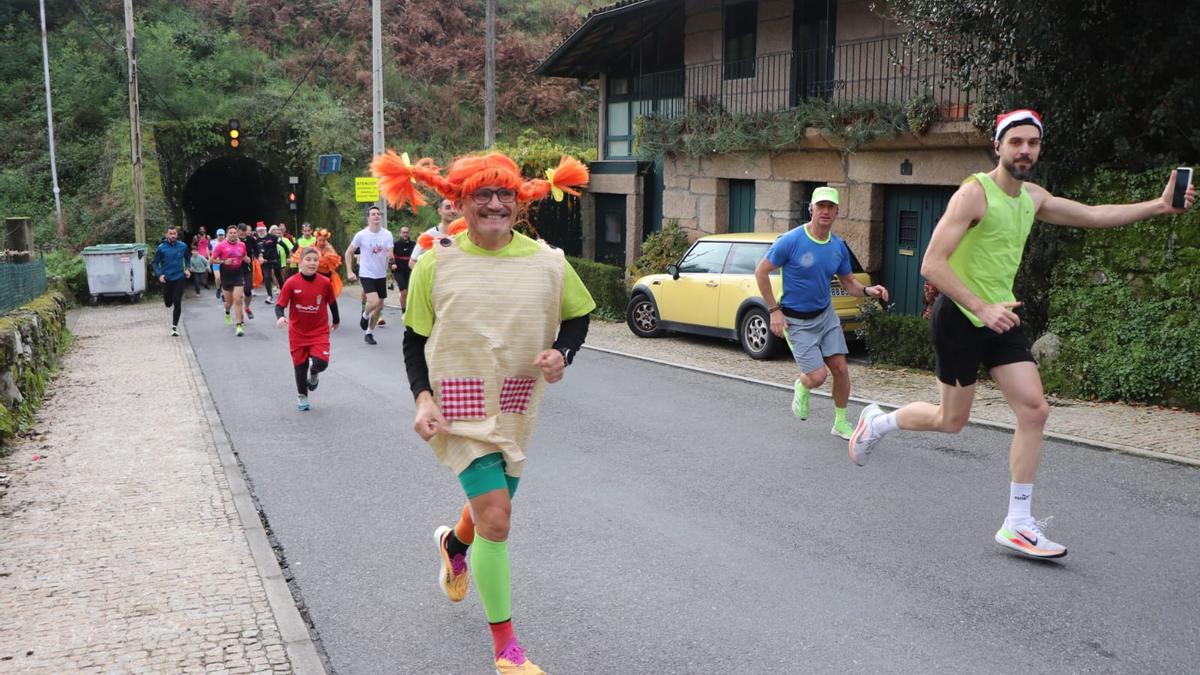 Pippi Calzaslargas participó en la tradición de comenzar el año en Ourense subiendo a la carrera la Costiña de Canedo.
