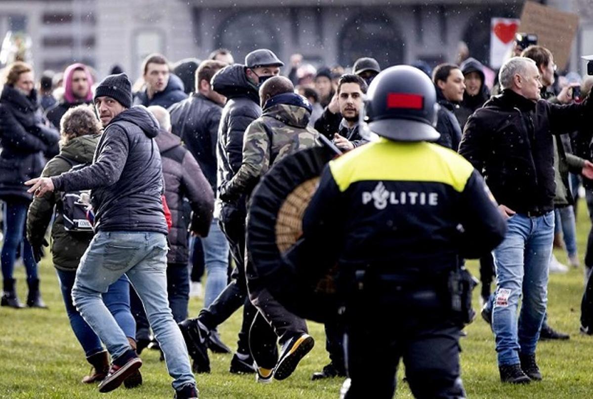 Imágenes de la protesta en la Plaza de los Museos de Amsterdam.