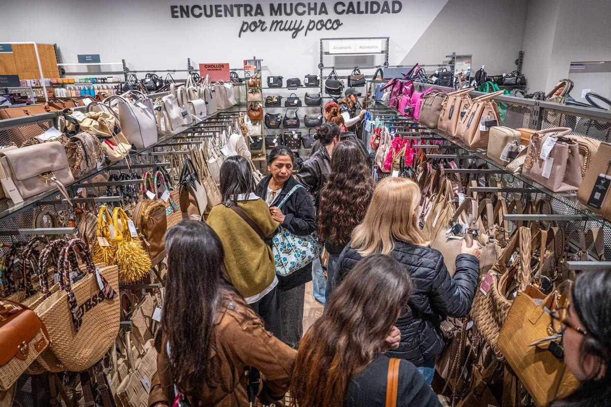 Furor y ofertas en el estreno de la primera tienda en Barcelona del outlet de grandes marcas TK-Maxx
