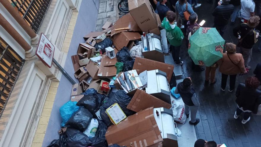 La vaga de la neteja es converteix en una altra creu de les Fires de Figueres