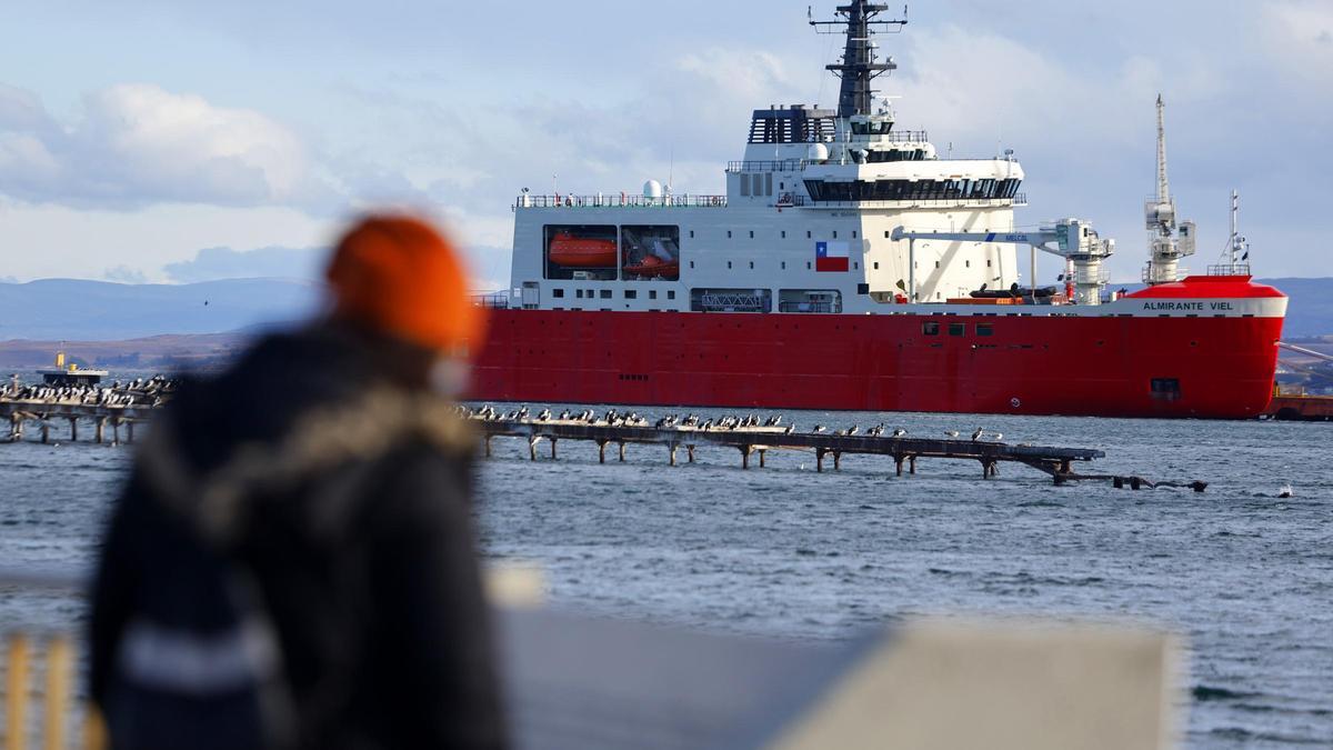 Un buque rompehielos de la Armada de Chile, en el estrecho de Magallanes.