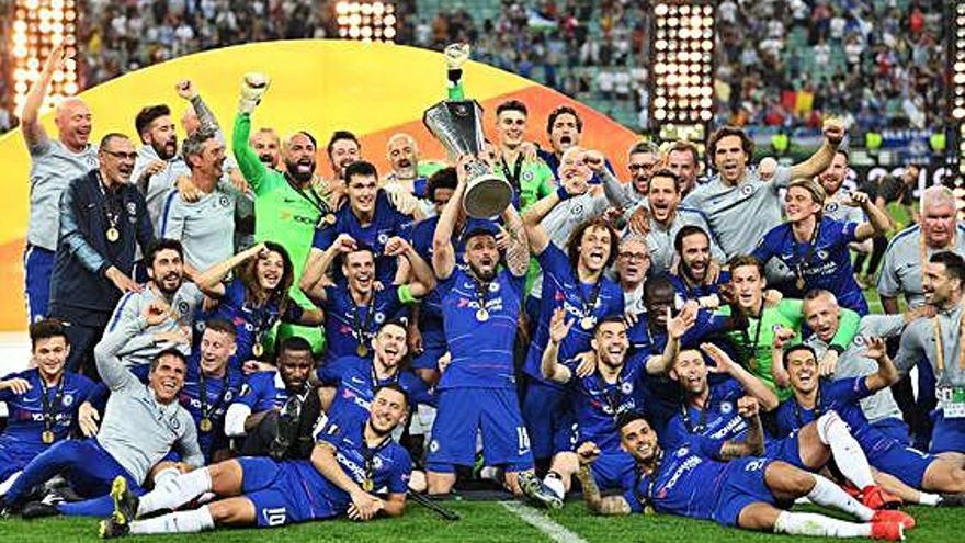 Los jugadores y el cuerpo técnico del Chelsea celebran la consecución de la Liga Europa tras ganar al Arsenal en la final.