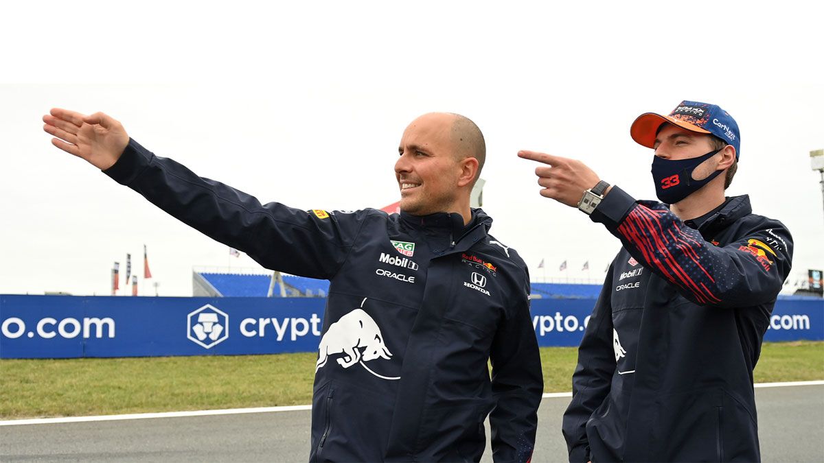 Verstappen , inspeccionando la pista de Zandvoort este jueves