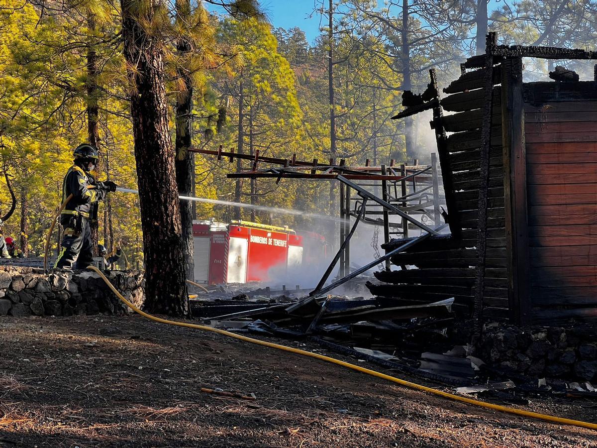Bomberos intervienen en el incendio de un campamento en Tenerife.