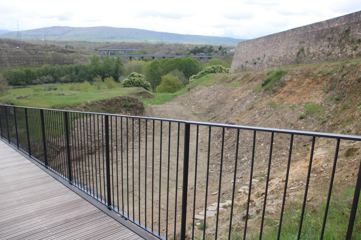 Puebla de Sanabria recupera sus estructuras defensivas con un nuevo puente levadizo Puebla de Sanabria recupera sus estructuras defensivas con un nuevo puente levadizo